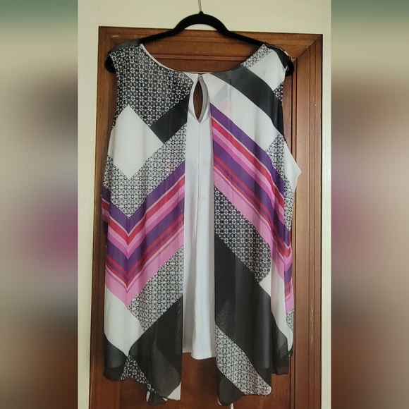 Colorful Geometric Patterned Tank Top - Picture 3 of 4